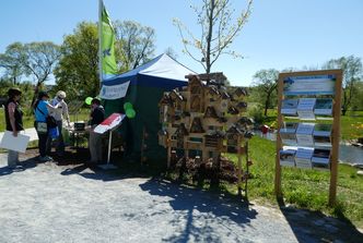 BUND Naturschutz Infostand mit Insektenhotel